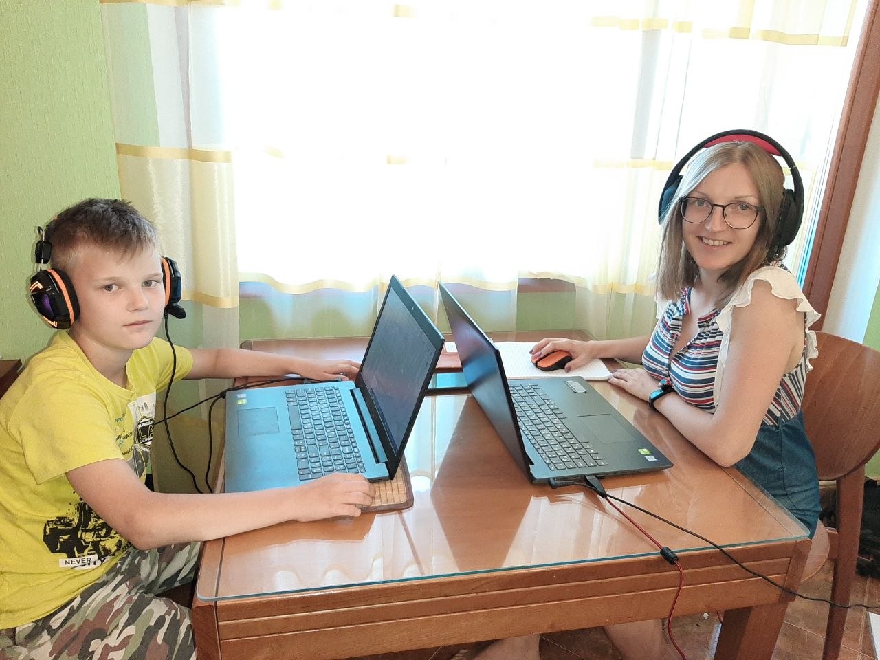 Ученик и преподаватель M School занимаются английским онлайн